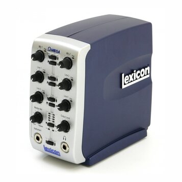 Modrý stolní audio rozhraní s bílým předním panelem. Na boku je bílé logo lexicon a nahoře na panelu modrý nápis ΩMEGA. Přední strana obsahuje několi…
