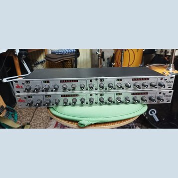 Dvě identické rackové jednotky značky dbx, model 166xs Compressor/Limiter/Gate. Jsou stříbrné s černým horním krytem a mají mnoho ovládacích knoflíků…