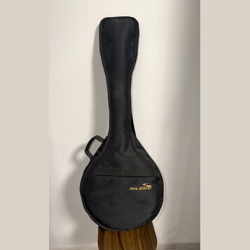 Černý měkký pouzdro (gig bag) na hudební nástroj s rukojetí. V dolní části je žlutý nápis SILENT doprovázený grafickým symbolem. Povrch materiálu je…