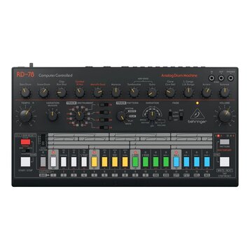 Černá analogová bubnovací souprava s nápisem RD-78 Computer Controlled Analog Drum Machine a logem behringer. Horní panel obsahuje řadu otočných pote…