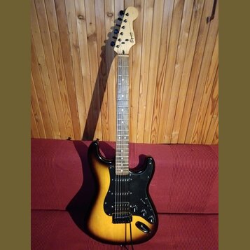 Elektrická kytara s telyem v barvě sunburst a černým pickguardem. Na hlavě hředu je viditelný nápis Squier. Nástroj má tři snímače a pětistupňový pře…