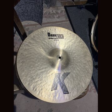 Kulatý mosazný činel s kovaným povrchem. Na horní části je černý nápis DARKCRASH, Medium Thin a 18"/45 cm. Ve spodní části je velké černé logo K.