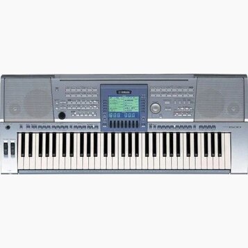 Stříbrný digitální klavír s černými a bílými klávesami. V horní části je umístěn modrý ovládací panel s displejem a nápisem YAMAHA. V pravé části nad…