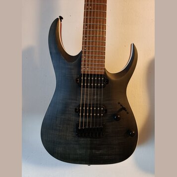 Elektrická kytara s tmavě šedým tělem s viditelnou strukturou dřeva a hnědým hmatníkem. Nástroj má dva černé humbuckery, jeden ovládací knoflík a pře…