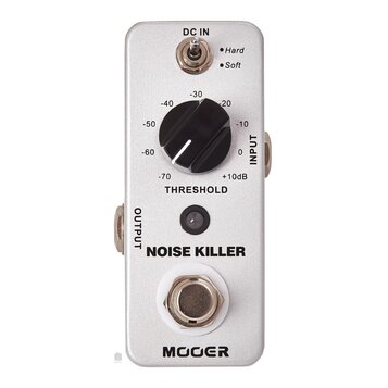 Stříbrný kytarový pedál s nápisem NOISE KILLER a logem MOOER v dolní části. Na horní straně je přepínač s nápisy DC IN, Hard a Soft, uprostřed černý…
