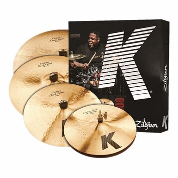 Sada čtyř mosazných činelů značky Zildjian z řady K. Na činelech jsou nápisy Custom Dark Ride, Custom Dark Crash (dvakrát) a Custom Dark Hi Hat Ride.…