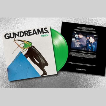 Zelená vinylová deska s obalem. Na obalu je černý nápis GUNDREAMS. a modrý nápis TOTEM, doprovázený fotografií postavy v kostýmu. Na přiloženém černé…