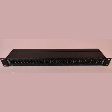 Černý rackový rozdělovač signálu s 16 výstupy typu XLR. Nad každým konektorem je bílý nápis OUTPUT 1 až OUTPUT 16. Na spodní hraně jsou nápisy Applie…