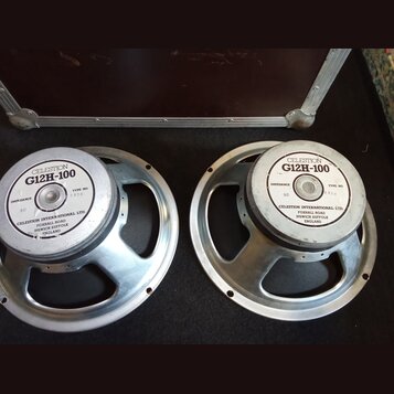 Dvě reproduktory značky CELESTION, model G12H-100. Jsou vybaveny stříbrným kovovým rámem a bílým štítkem s nápisy „IMPEDANCE 8Ω“, „TYPE NO. 3600“ a a…