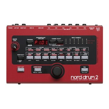 Červený perkusní syntetizátor s nápisem nord drum 2 modeling percussion synthesizer. Zařízení má digitální displej zobrazující hodnotu P1.01, několik…