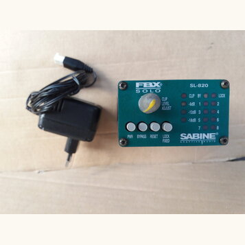 Na fotografii je zelený elektronický modul s nápisy FBX SOLO a SL-820. Zařízení obsahuje žlutý regulační knoflík s nápisem LEVEL ADJUST, čtyři šedá t…