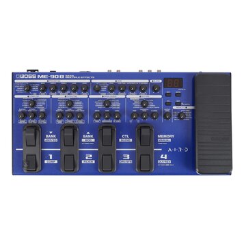 Modrý efektový procesor pro basovou kytaru s nápisem BOSS ME-90B MULTIPLE EFFECTS. Zařízení má horní panel s mnoha ovládacími knoflíky, přepínači a d…