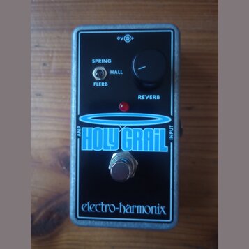 Kytarový efekt v stříbrném kovovém šasi s černým horním panelem. Na panelu je nápis HOLY GRAIL v modrém rámu a pod ním značka electro-harmonix. Obsah…