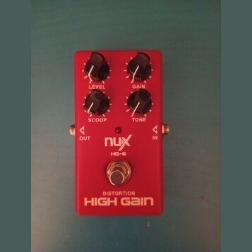 Červený kytarový efekt s nápisy nux, HG-6 a DISTORTION HIGH GAIN. Na horní straně jsou čtyři černé otočné ovířky s popisky LEVEL, GAIN, SCOOP a TONE.…
