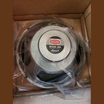 V kartonové krabici je v plastovém obalu kytarový reproduktor. Na středovém štítku je logo CELESTION a nápis G12E-60 Custom Designed and Voiced for M…