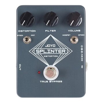 Šedý kytarový efekt s nápisy JOYO, SPLINTER a DISTORTION. Na horní straně jsou tři černé otočné knoflíky s popisky DISTORTION, FILTER a VOLUME. Pod n…
