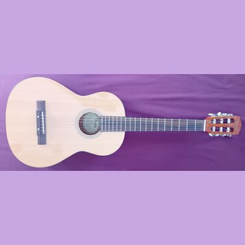 Kytara s vyřezem v těle, světlým povrchem a hnědým hmatníkem. U otvoru rezonanční skříně je vidět nápis „Fender“. Na hlavě kytary je rovněž umístěno…