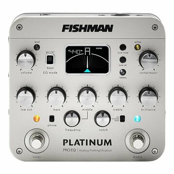 Stříbrný kytarový předzesilovač značky FISHMAN s modelem PLATINUM PRO EQ Analog PreAmplification. Zařízení má digitální displej s nápisem GUITAR a 44…
