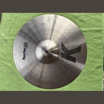 Kruhový činel v kovovém provedení s viditelným broušením povrchu. Na ploše je černý nápis PAPER THIN CRASH a velikost 18" / 46 cm, vpravo velké logo…
