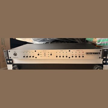 Stříbrný rackový přístroj s černým šasi. Na předním panelu je vpravo logo FRYETTE a nápis IMPEDENCE MATCHING AMP & CAB SELECTOR, vlevo dole je označe…