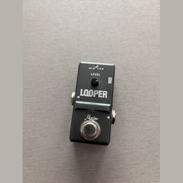 Černý kytarový efekt pedál s nápisem LOOPER a značkou Rowin. Na horní části je potenciometr označený jako LEVEL, vstup USB a nápis DC 9V s ikonou pol…