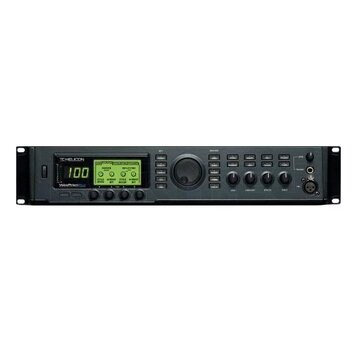 Černý rackový procesor s nápisem TC HELICON a označením VoicePrint G2. Zařízení má digitální displej zobrazující číslo 100 a grafické nastavení, cent…