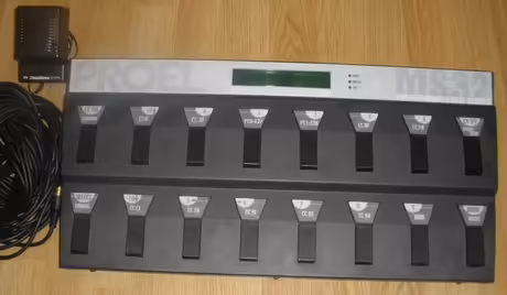 Proel MS32 MIDI ped&aacute;l (funkčn&iacute;, ale občas se maže paměť)