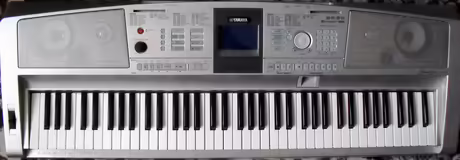 Yamaha Portable Grand DGX 305 (rozsah 6,5 okt&aacute;vy)