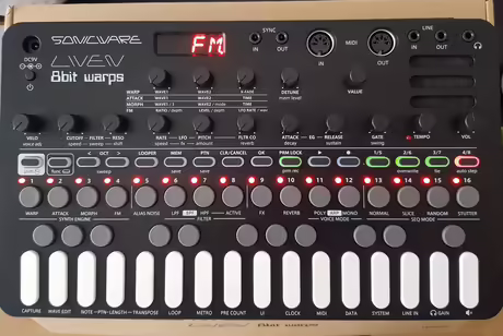 Sonicware LIVEN 8bit warps SLEVA!