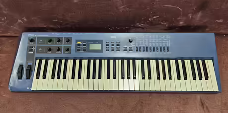 Prod&aacute;m syntez&aacute;tor Yamaha CS1X