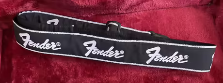 Popruh Fender Running Logo