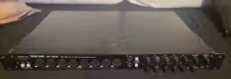TASCAM US-1800 - 8 XLR mikrofonn&iacute;ch vstupů